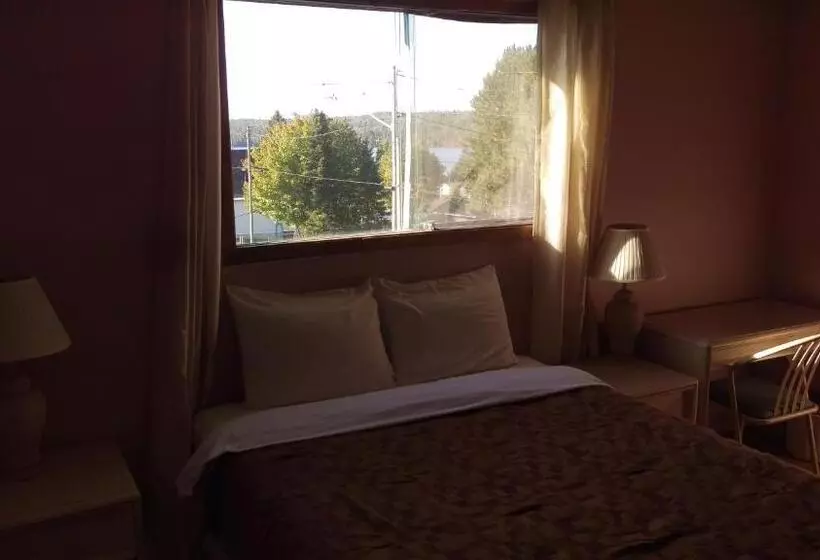 Bay Lake Inn   Frontiersman Motel