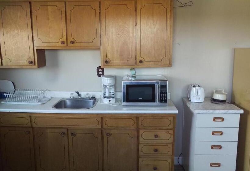 Bay Lake Inn   Frontiersman Motel