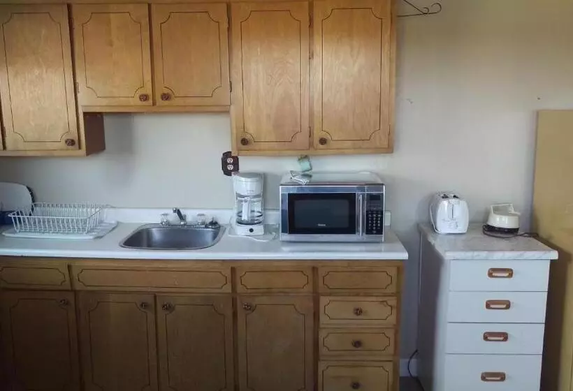 Bay Lake Inn   Frontiersman Motel