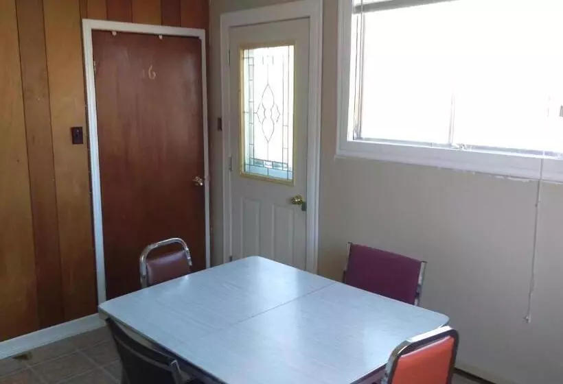 Bay Lake Inn   Frontiersman Motel