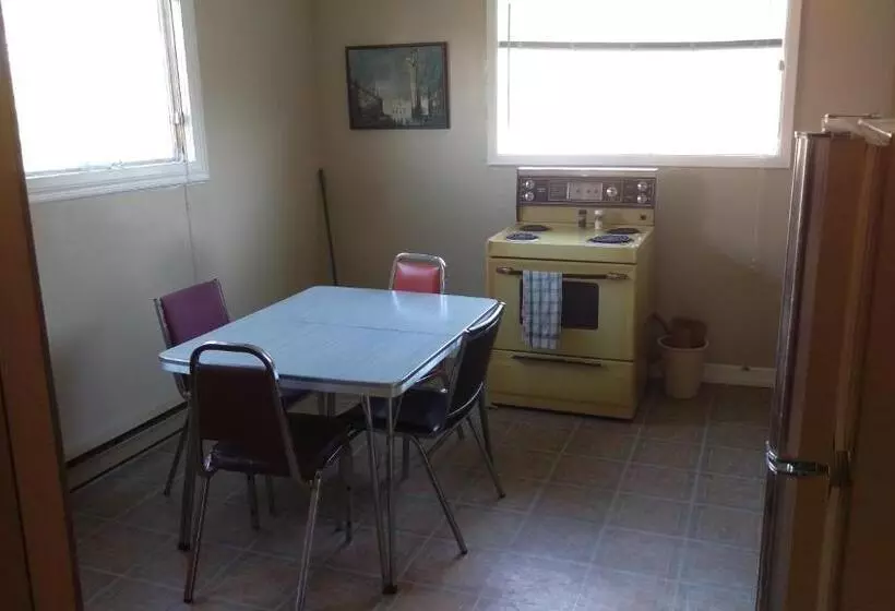 Bay Lake Inn   Frontiersman Motel