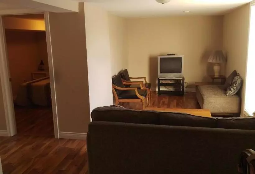 Bay Lake Inn   Frontiersman Motel