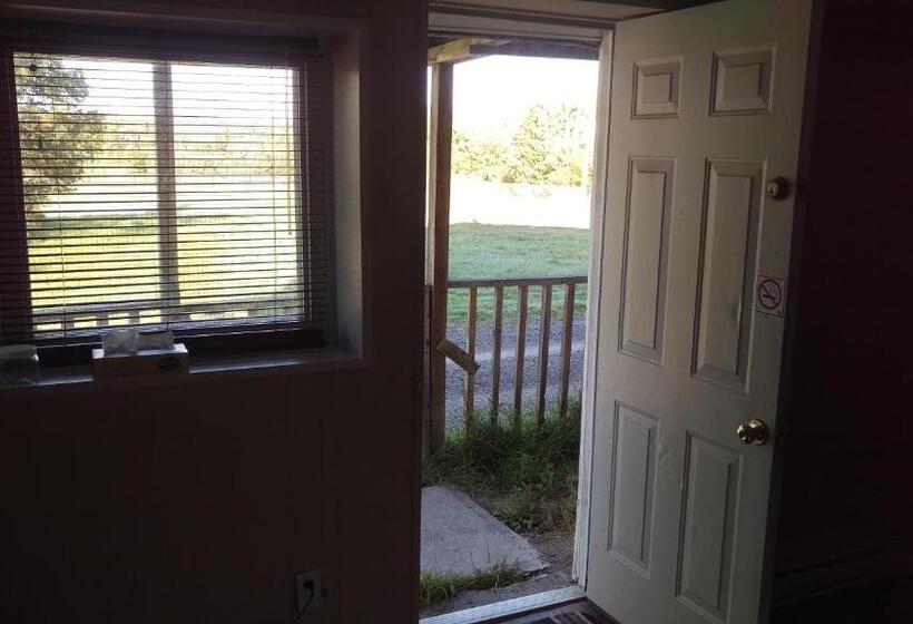 Bay Lake Inn   Frontiersman Motel