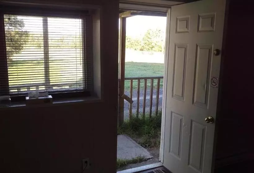 Bay Lake Inn   Frontiersman Motel