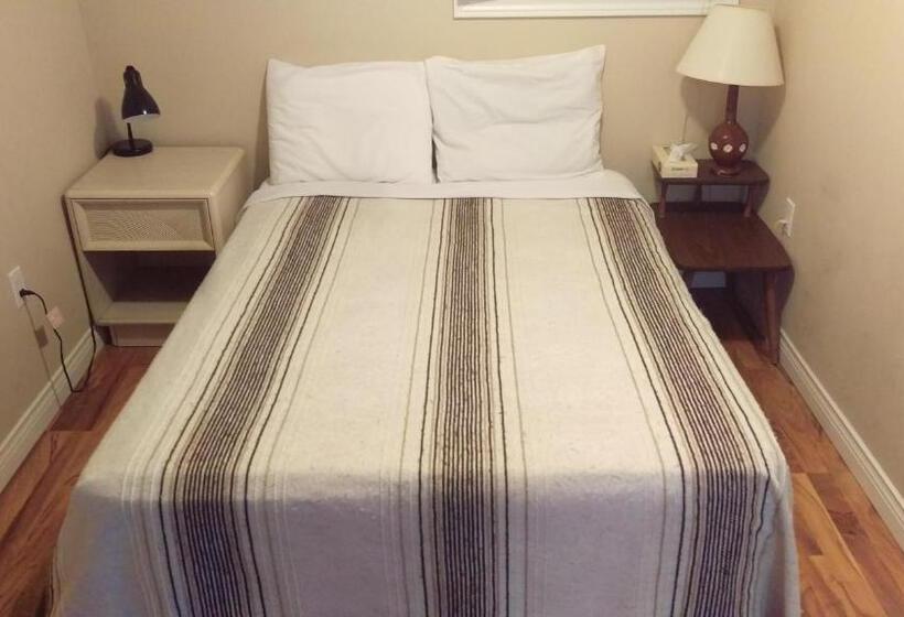 Bay Lake Inn   Frontiersman Motel