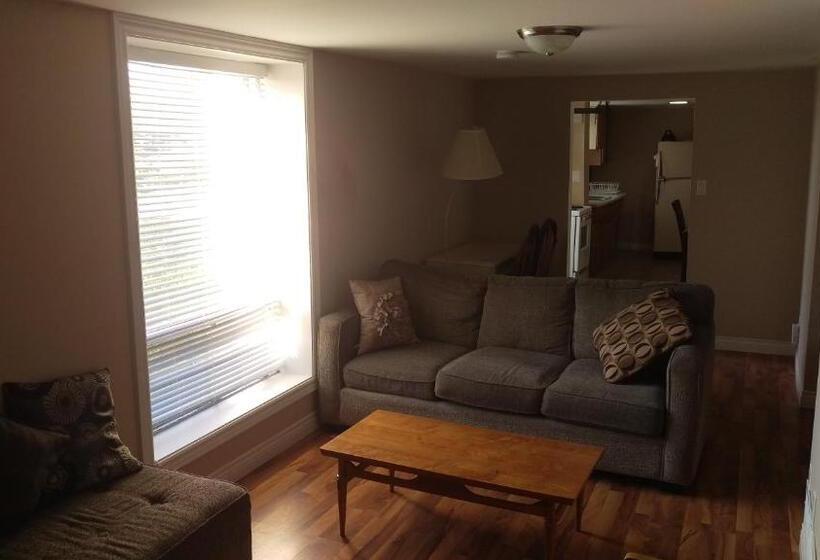 Bay Lake Inn   Frontiersman Motel