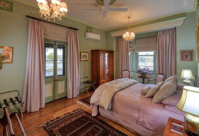 Bed and Breakfast Grenfell Hall