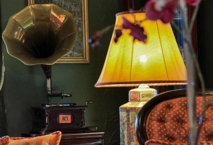 Bed and Breakfast Grenfell Hall