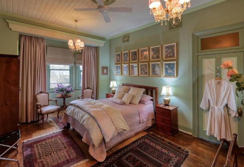 Bed and Breakfast Grenfell Hall