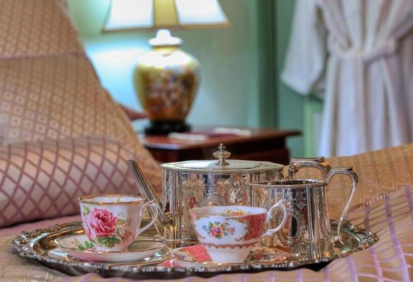 Bed and Breakfast Grenfell Hall