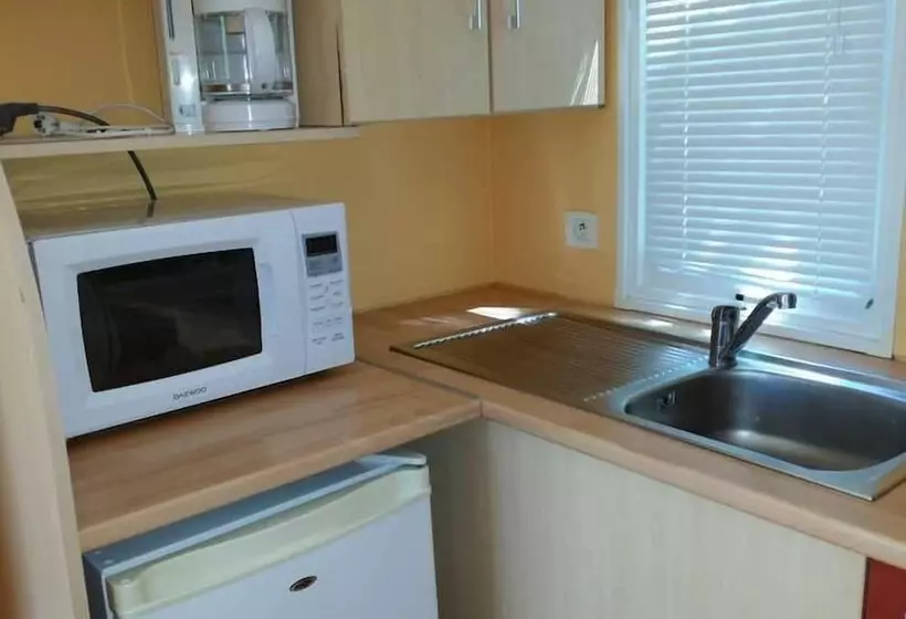 Hotelli Camping Les Bois De Mont Redon