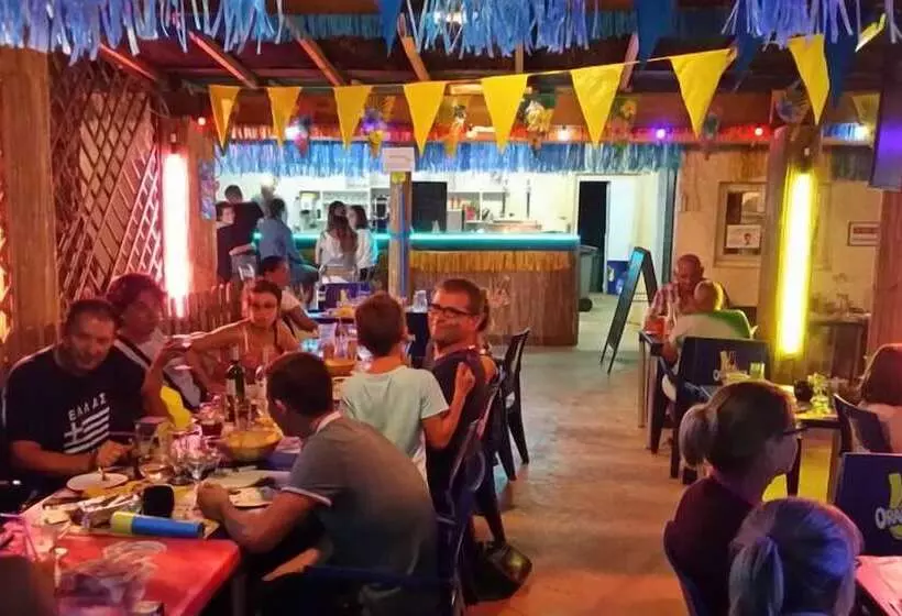 Hotelli Camping Les Bois De Mont Redon