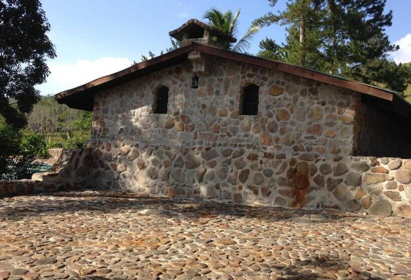 בית מלון כפרי Malekus Mountain Lodge