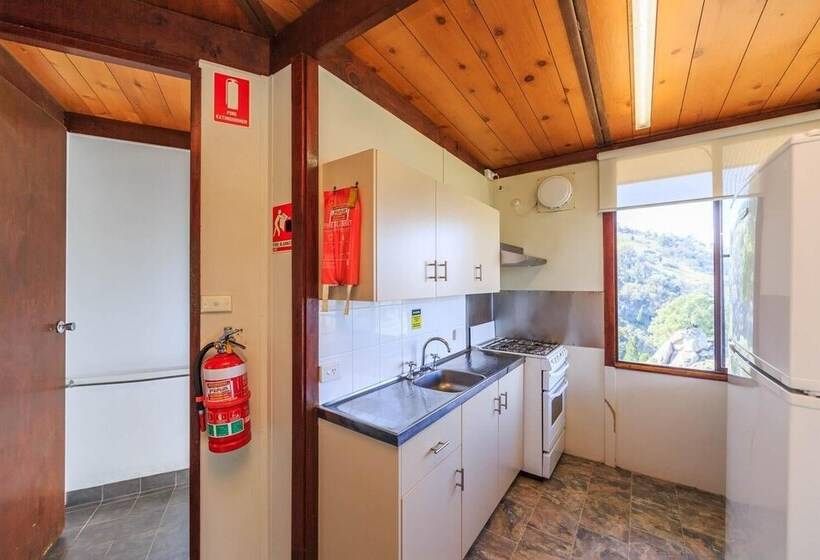 Отель Reflections Wyangala Waters Holiday Park