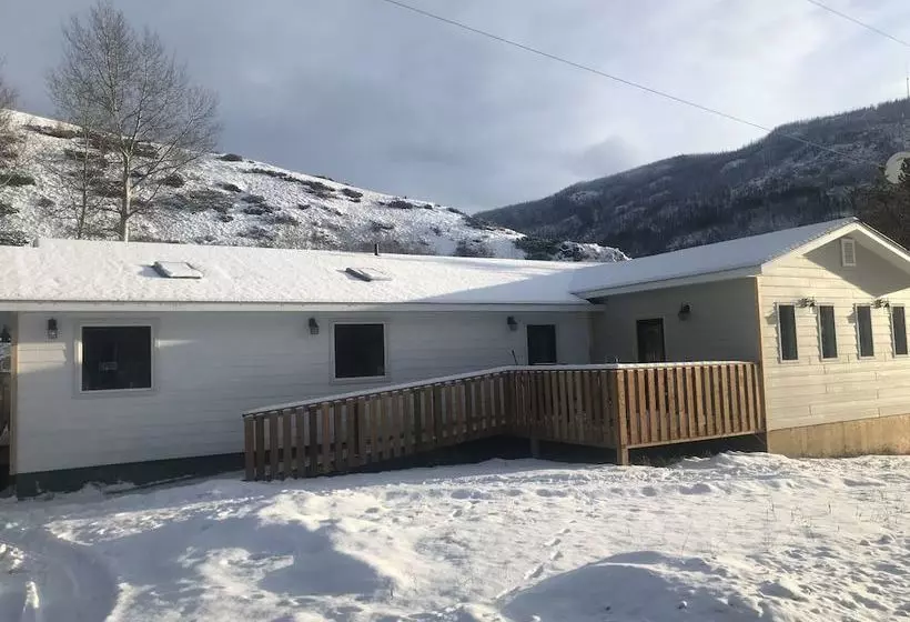 ホテル Stikine Valley Inn