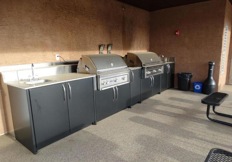 فندق على الطريق R & R Inn