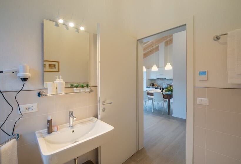 住所  La Gazza Ladra Apartments