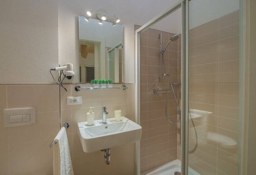 住所  La Gazza Ladra Apartments