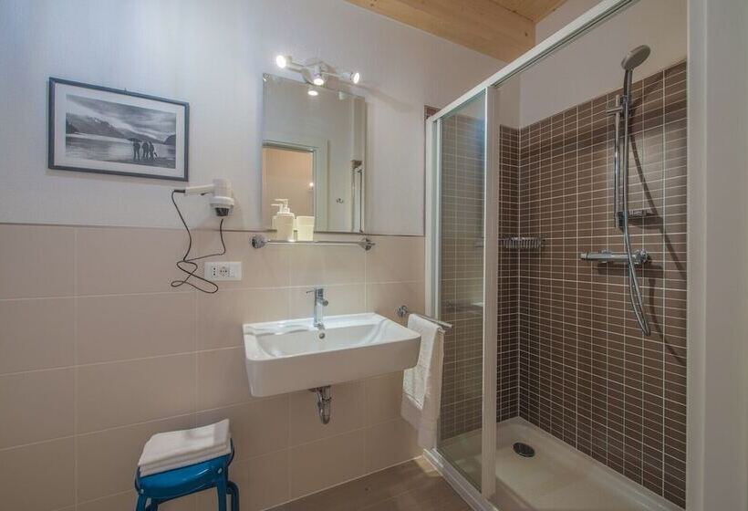 住所  La Gazza Ladra Apartments