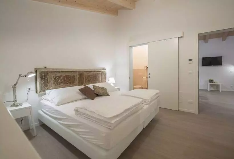 レジデンス La Gazza Ladra Apartments