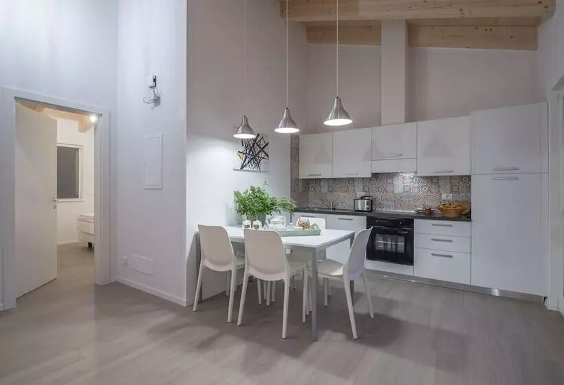 レジデンス La Gazza Ladra Apartments