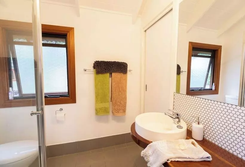 Airlie Beach Eco Cabins   Adults Only