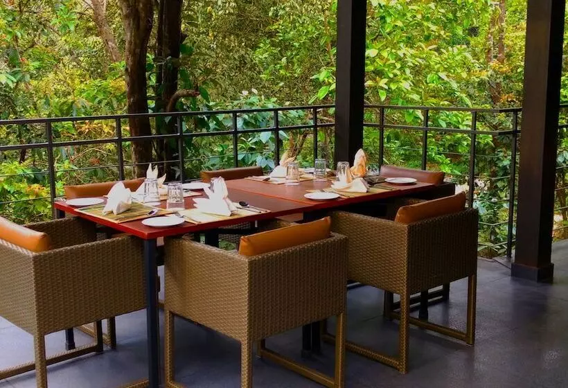 Hotelli Wayanad Wild Rainforest Lodge By Cgh Earth