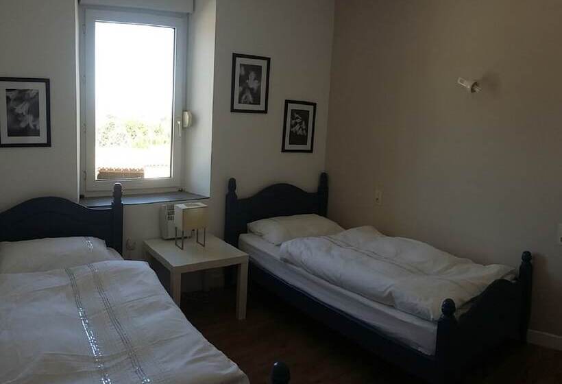 Sidsmums Travellers Retreat   Hostel