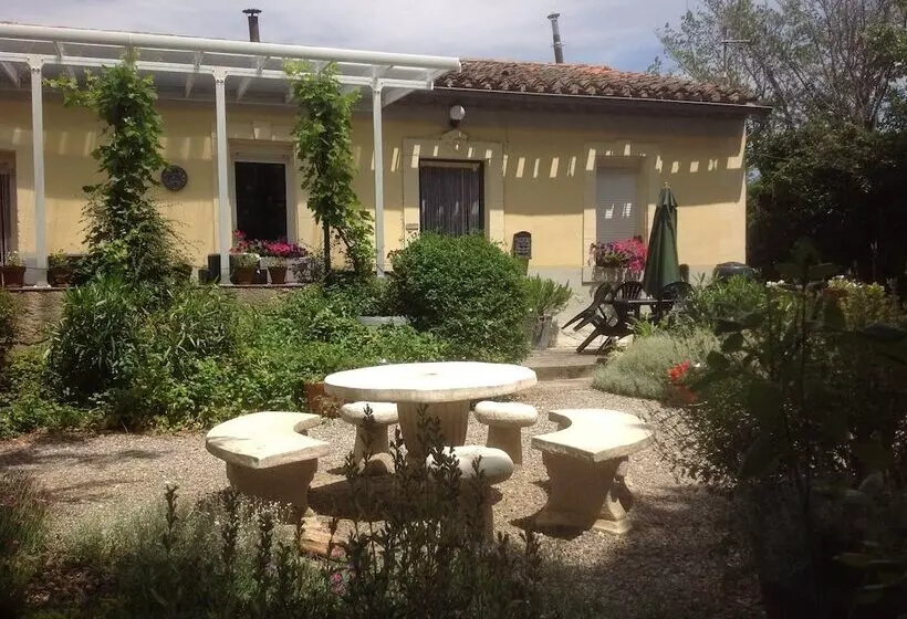 Sidsmums Travellers Retreat   Hostel