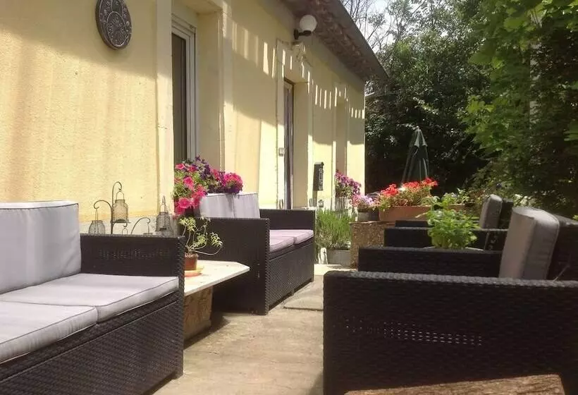 Sidsmums Travellers Retreat   Hostel
