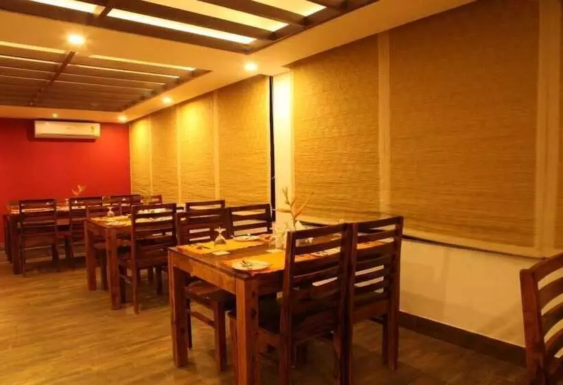 Hotelli Aranya Nivas Resort