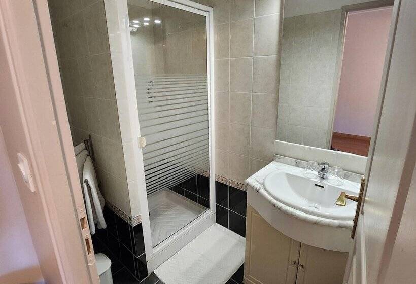 Отель Hôtel La Tour Perrier