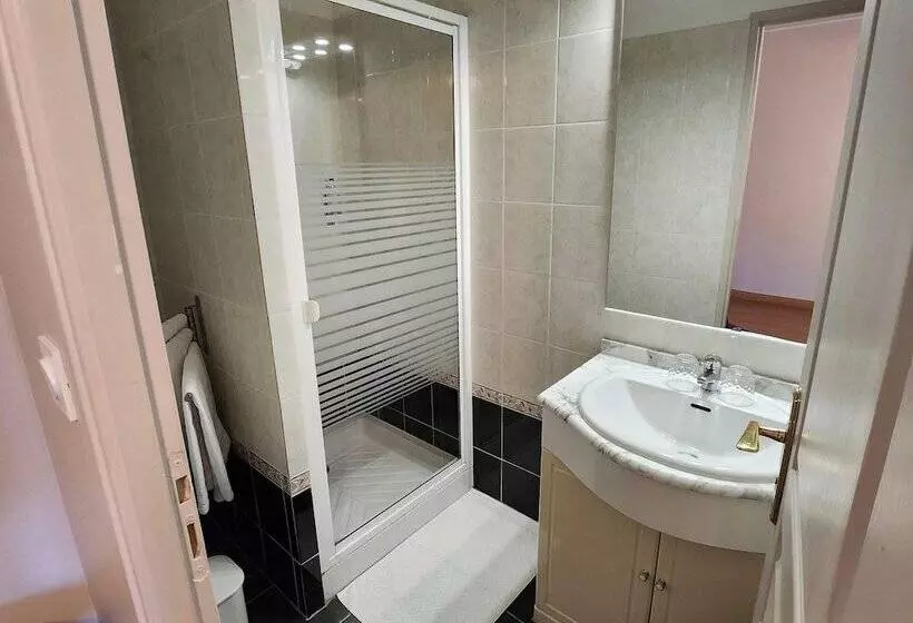 Hotelli Hôtel La Tour Perrier