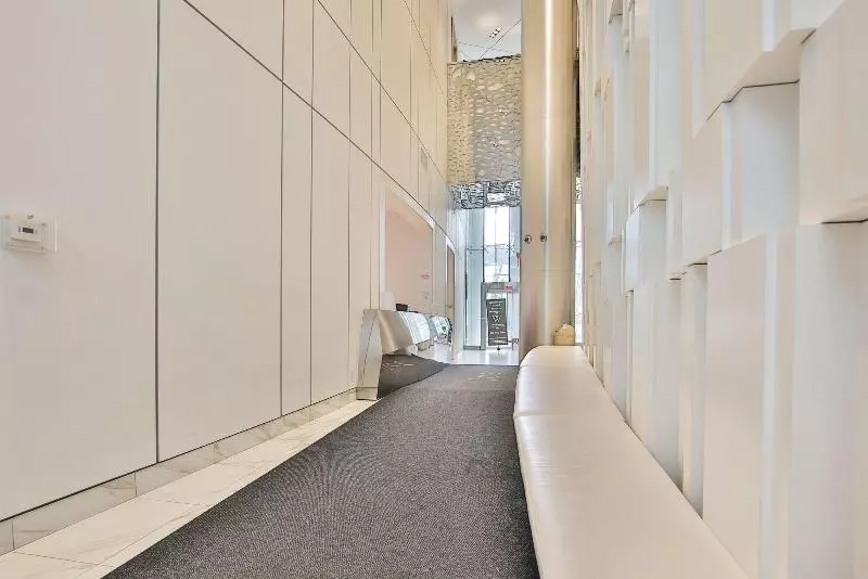 هتل Noel Suitesyork St And Lakeshore Blvd