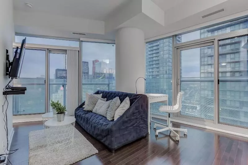 هتل Noel Suitesyork St And Lakeshore Blvd