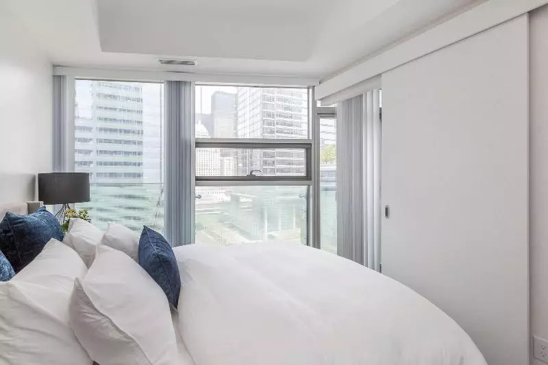 هتل Noel Suitesyork St And Lakeshore Blvd