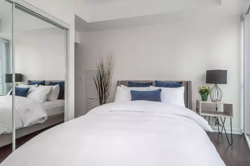 هتل Noel Suitesyork St And Lakeshore Blvd