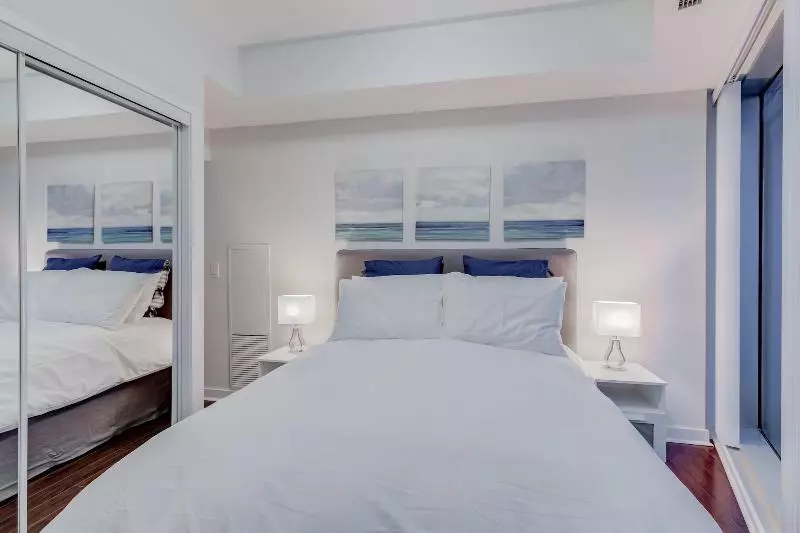 هتل Noel Suitesyork St And Lakeshore Blvd