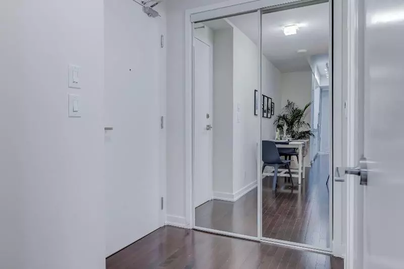 هتل Noel Suitesyork St And Lakeshore Blvd