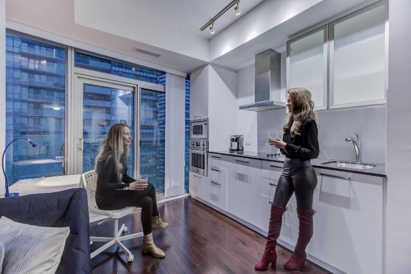 Hotel Noel Suitesyork St And Lakeshore Blvd