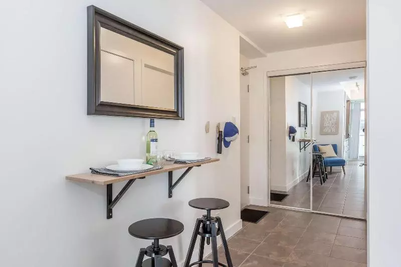 هتل Noel Suitesyork St And Lakeshore Blvd