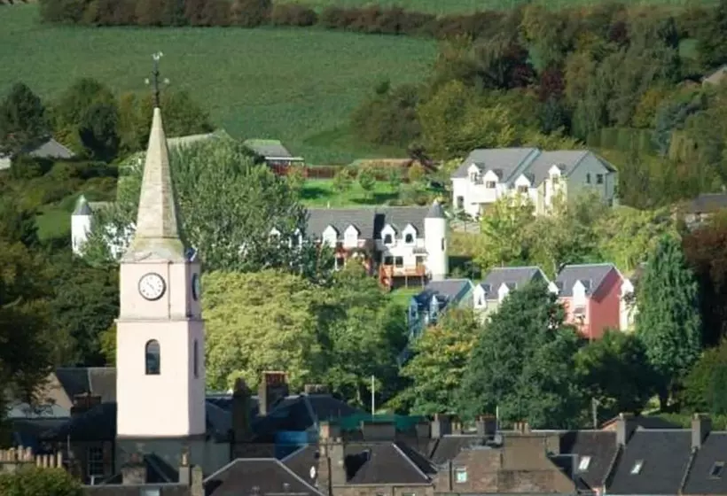 Attractive Cottage In Garden Grounds