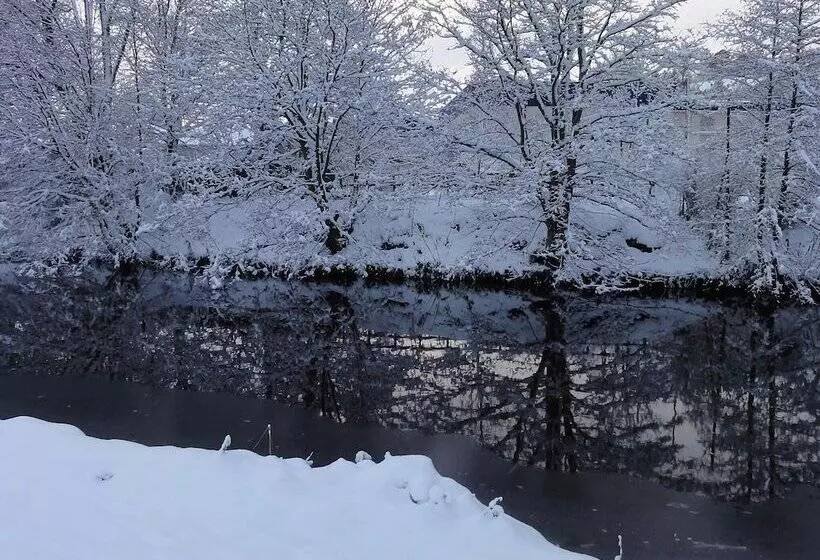 Attractive Cottage In Garden Grounds