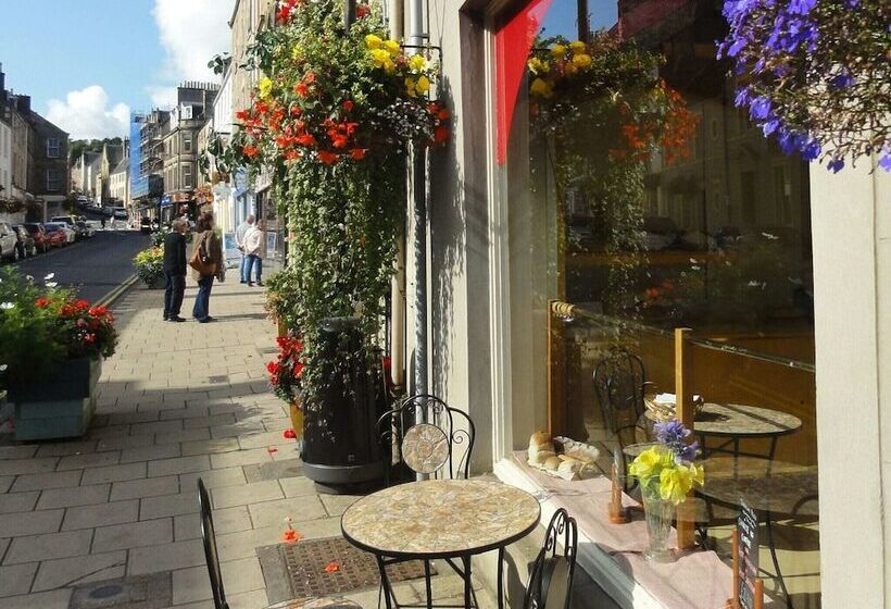 Attractive Cottage In Garden Grounds