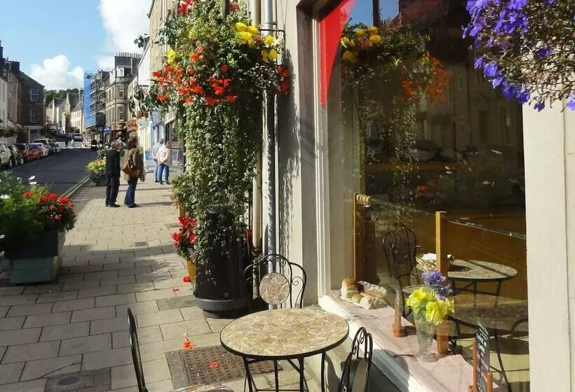 Attractive Cottage In Garden Grounds