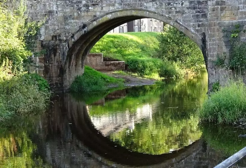 Attractive Cottage In Garden Grounds