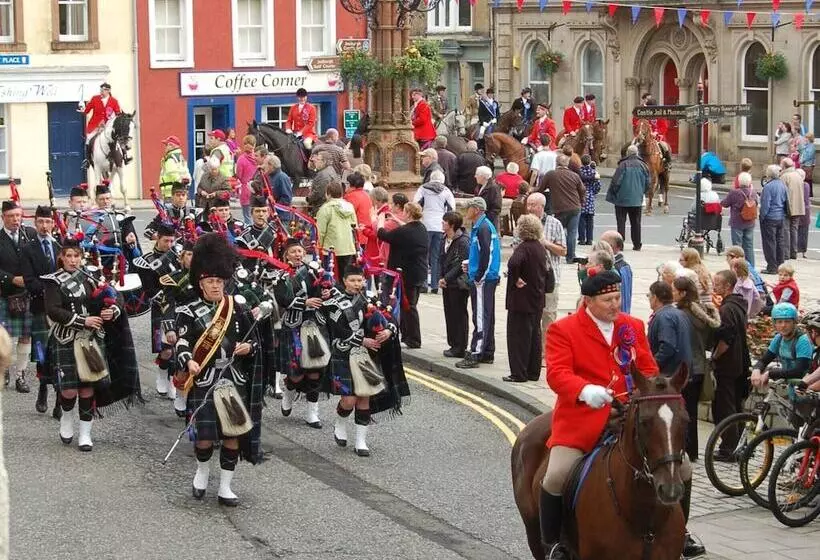 Attractive Cottage In Garden Grounds