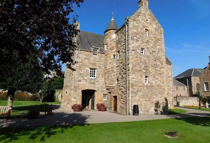 Attractive Cottage In Garden Grounds