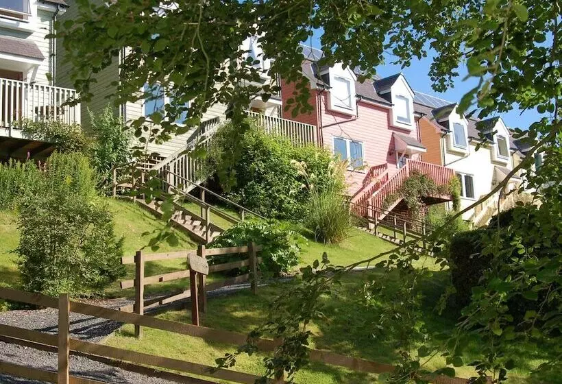 Attractive Cottage In Garden Grounds