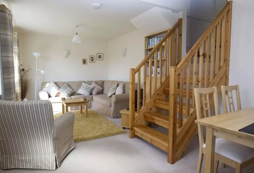 Attractive Cottage In Garden Grounds